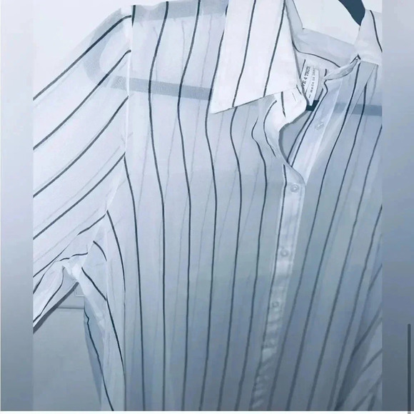 WOMENS LIVE FOR TRUTH LONG SHEER PINSTRIPE BUTTON UP SHIRT SIZE
LARGE - Picture 6 of 11